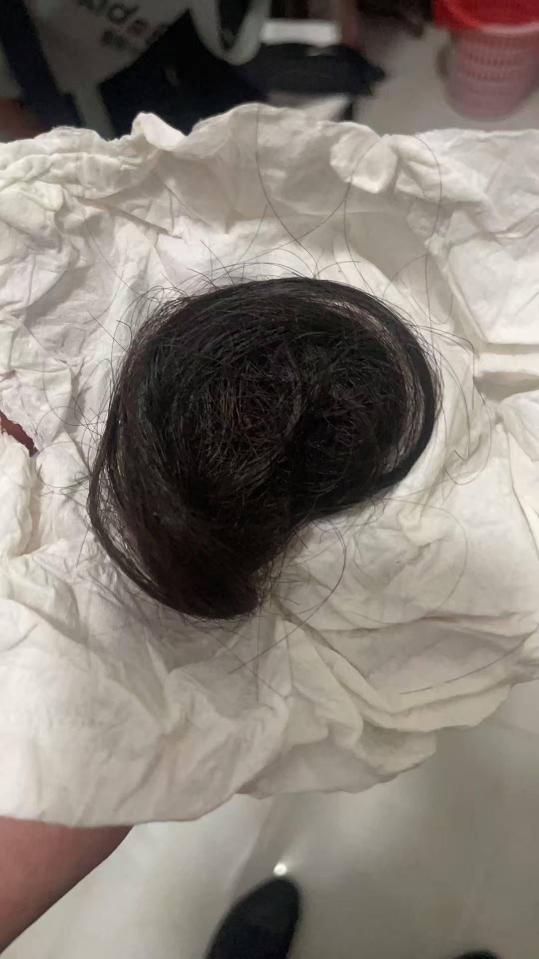 “女子帶娃回娘家一家三口被害”案件今日開(kāi)庭，丈夫：會(huì)帶著妻子被砍斷的頭發(fā)去聽(tīng)審