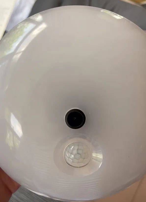 女租客在停電后發(fā)現(xiàn)偽裝成燈泡的隱蔽攝像頭，房東希望退租，并愿退還剩余三個(gè)月的租金，警方立案調(diào)查