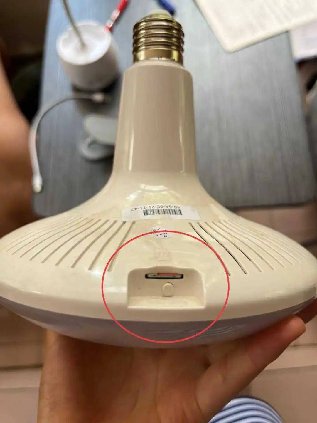 女租客在停電后發(fā)現(xiàn)偽裝成燈泡的隱蔽攝像頭，房東希望退租，并愿退還剩余三個(gè)月的租金，警方立案調(diào)查