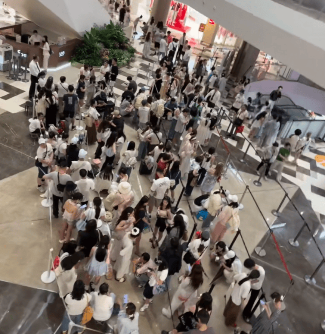 開(kāi)業(yè)第一天就閉店！人多到崩潰，排隊(duì)超8小時(shí)，品牌道歉，補(bǔ)償方案公布！