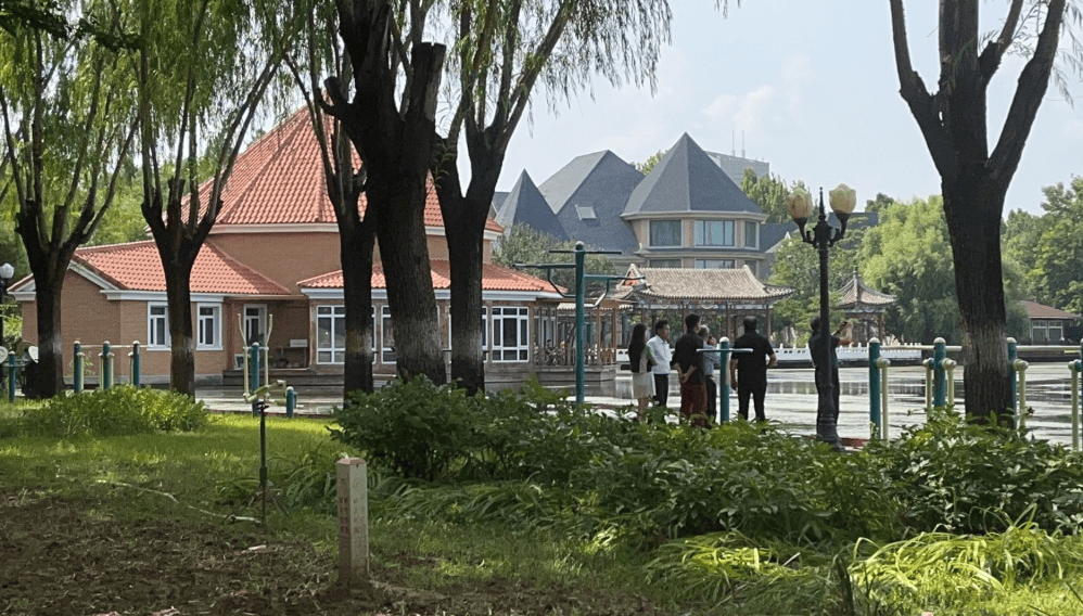 友人稱范曾去年結(jié)婚后對徐萌承諾買新房，7月中旬已喬遷新居，10多天前見面時(shí)狀態(tài)良好，未失聯(lián)