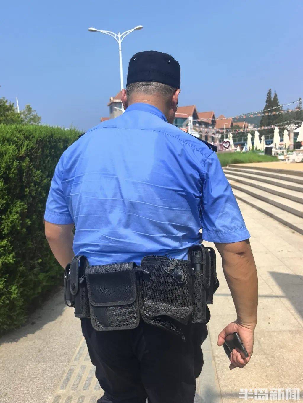 70歲老人來青島一浴游泳，上岸發(fā)現(xiàn)衣服和手機(jī)都不見了，民警找了兩個(gè)多小時(shí)……