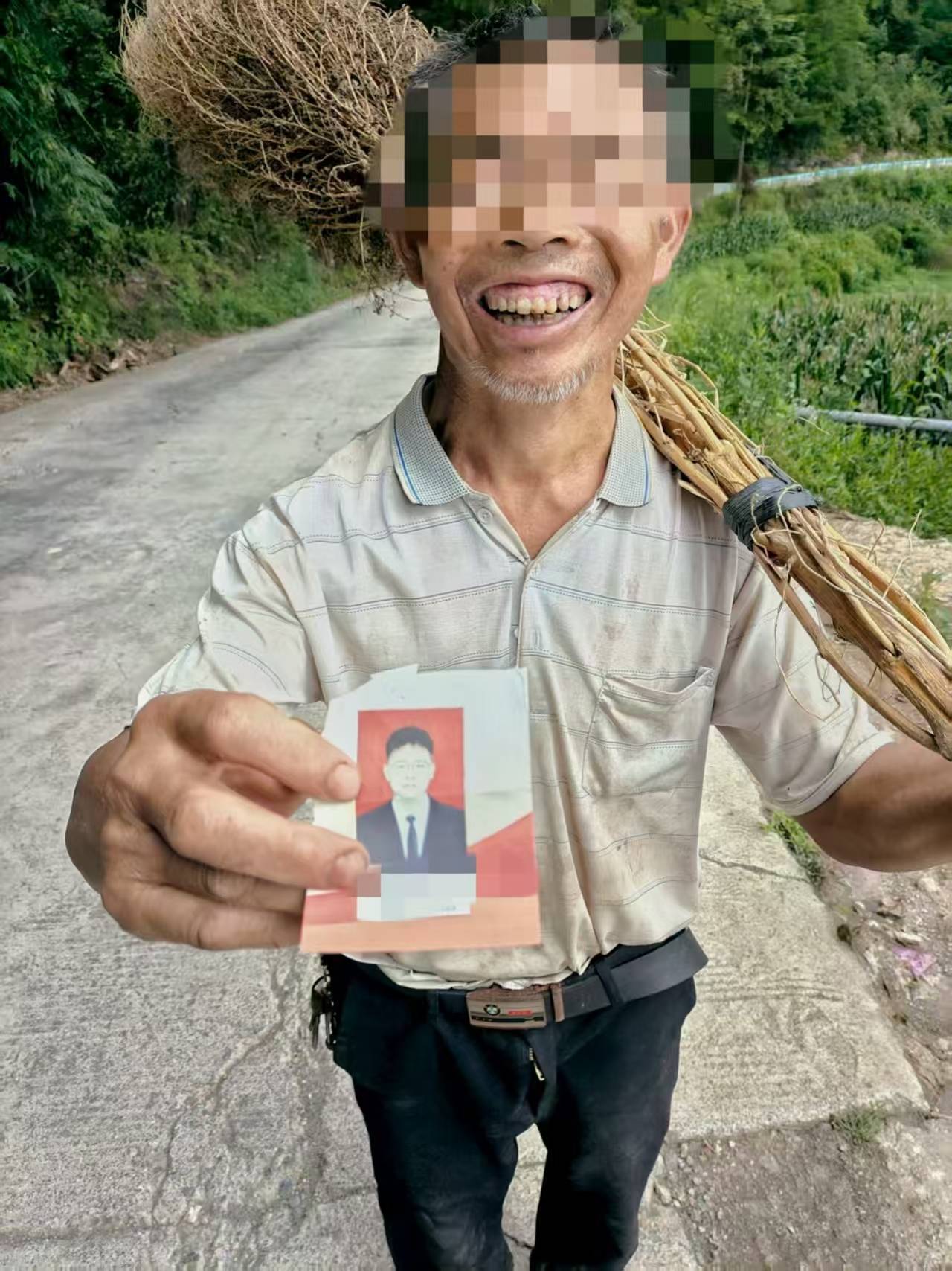 貴州老伯撿到00后村官丟棄舊照，誤以為重要資料懷揣一月等送還，當(dāng)事人：超感動(dòng)