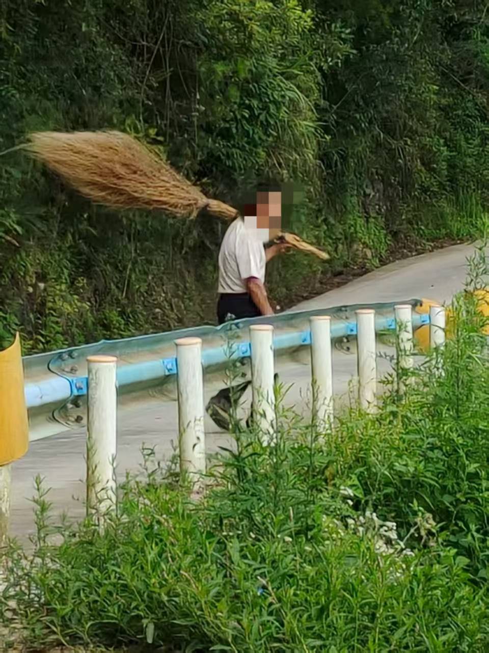 貴州老伯撿到00后村官丟棄舊照，誤以為重要資料懷揣一月等送還，當(dāng)事人：超感動(dòng)