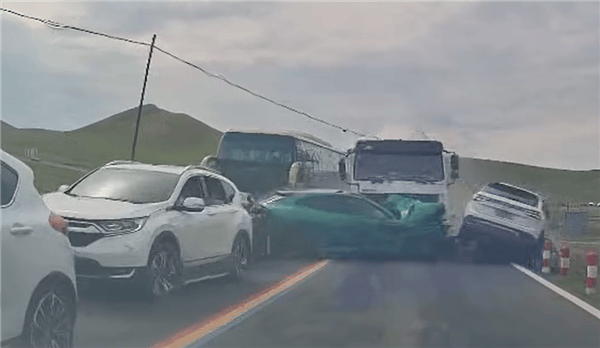 水泥罐車疑失控連撞對(duì)向多車，小米YU7被正面撞擊受損嚴(yán)重，車主拍下現(xiàn)場(chǎng)：小米保了我的命