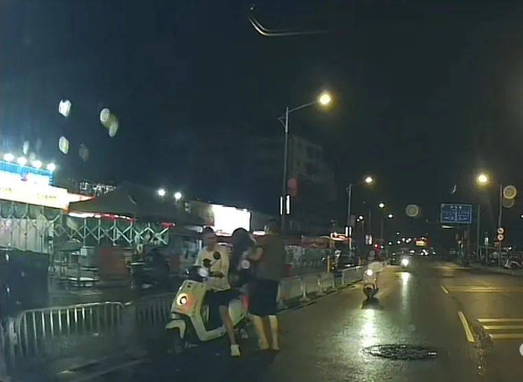 反轉(zhuǎn)！3名男子凌晨抬醉酒女子上車？實為好友和店員相助！當事人：朋友氣得把我微信都刪了