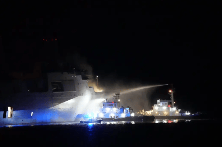 美軍兩棲船塢登陸艦燒了15小時，美軍早早宣稱火已撲滅，日方稱還沒滅