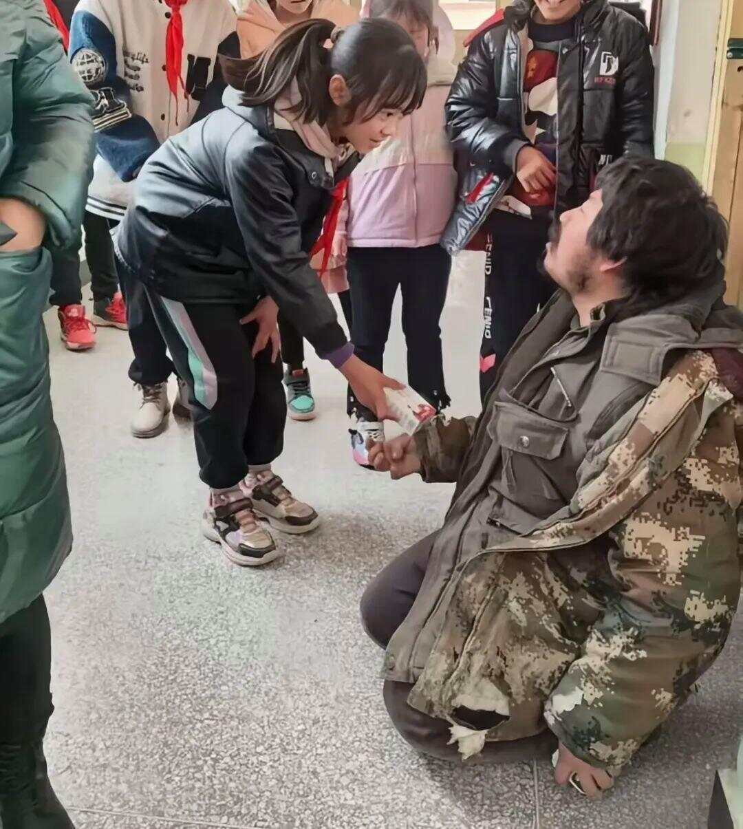 遺憾！受拾荒者資助感動(dòng)全網(wǎng)女孩意外去世，此前兩人相見淚流滿面感動(dòng)全網(wǎng)