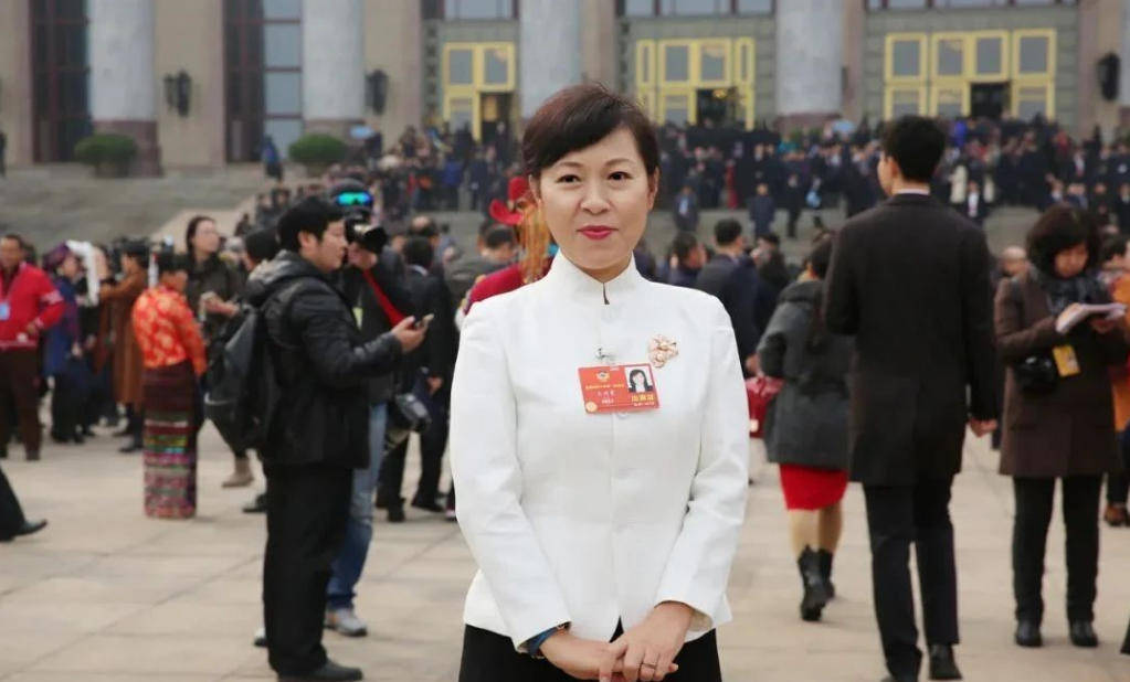 “換裝主席”王莉霞的墮落：從光鮮人設(shè)到腐敗深淵