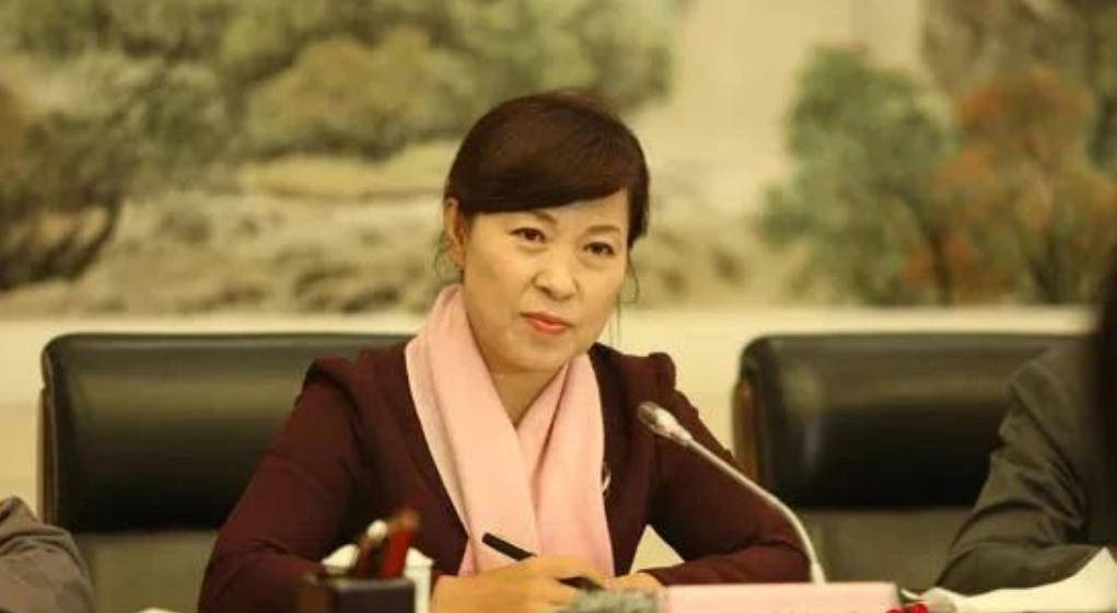 “換裝主席”王莉霞的墮落：從光鮮人設(shè)到腐敗深淵