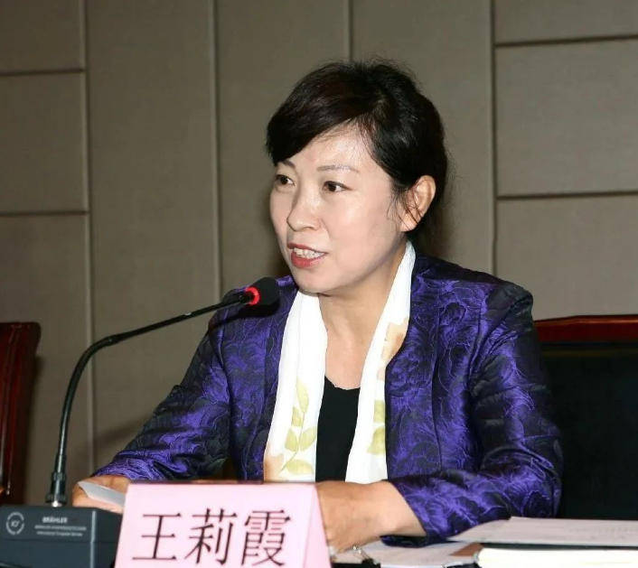“換裝主席”王莉霞的墮落：從光鮮人設(shè)到腐敗深淵
