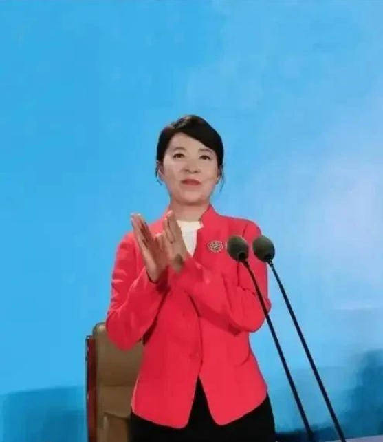 “換裝主席”王莉霞的墮落：從光鮮人設(shè)到腐敗深淵