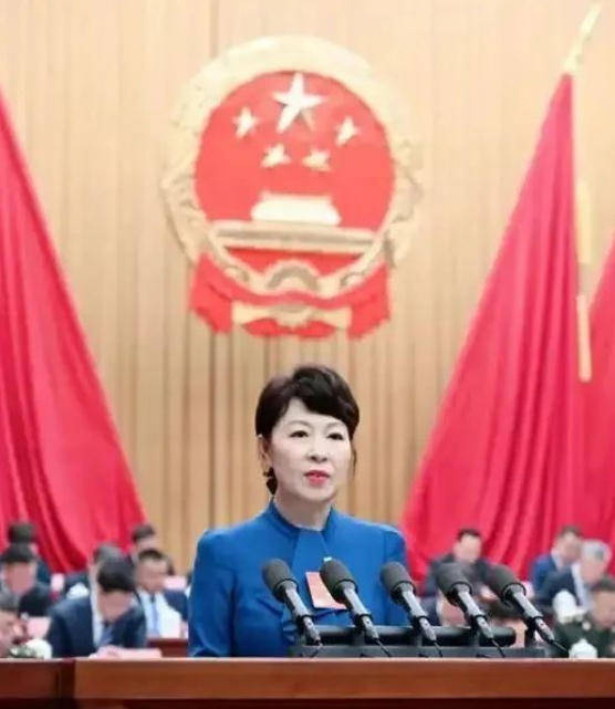 “換裝主席”王莉霞的墮落：從光鮮人設(shè)到腐敗深淵