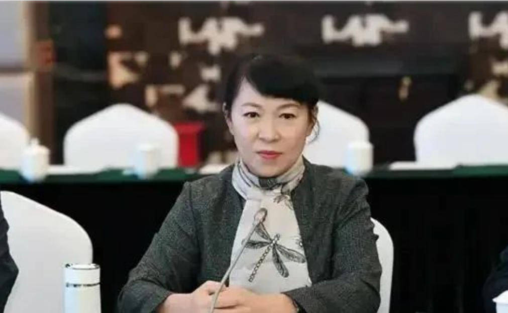 “換裝主席”王莉霞的墮落：從光鮮人設(shè)到腐敗深淵