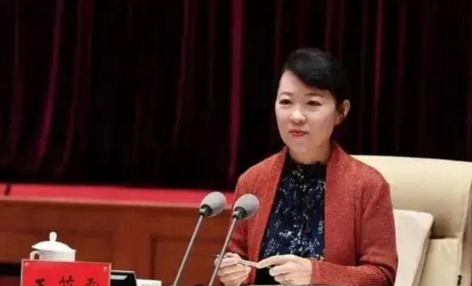 “換裝主席”王莉霞的墮落：從光鮮人設(shè)到腐敗深淵