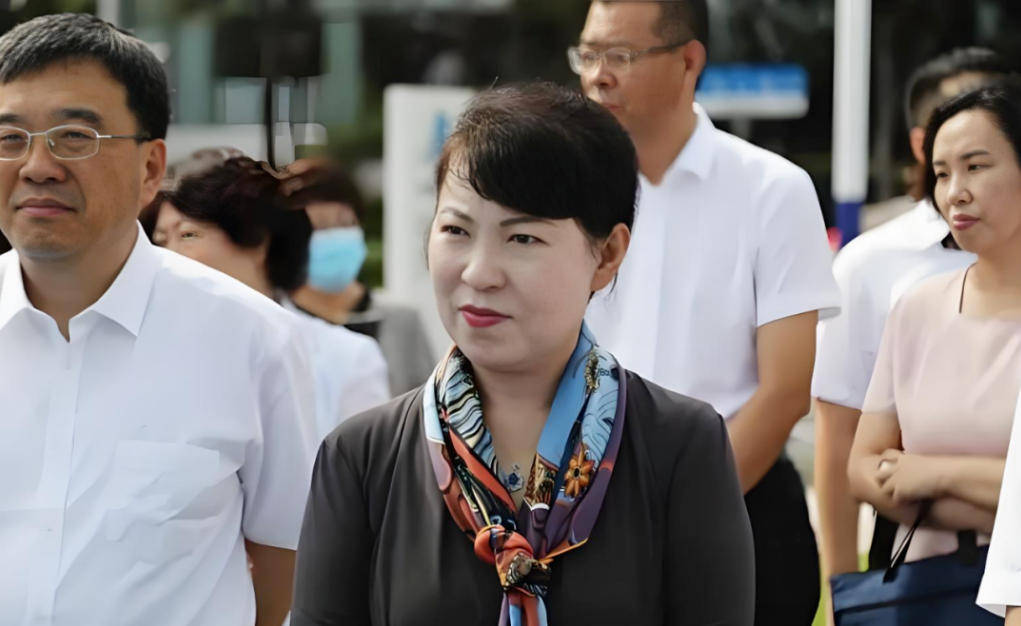 “換裝主席”王莉霞的墮落：從光鮮人設(shè)到腐敗深淵