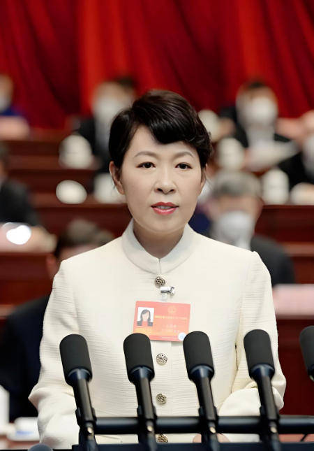 “換裝主席”王莉霞的墮落：從光鮮人設(shè)到腐敗深淵