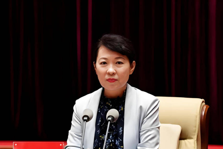 “換裝主席”王莉霞的墮落：從光鮮人設(shè)到腐敗深淵