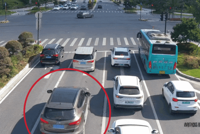 一轎車突然馬路上倒行，緊接起火！司機(jī)：糟了，沒滅火器……