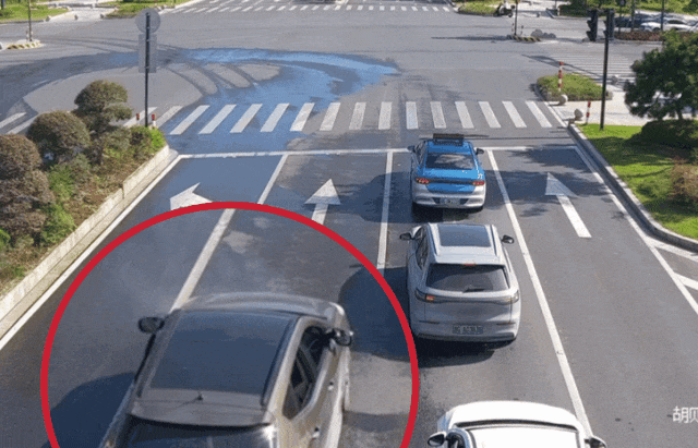一轎車突然馬路上倒行，緊接起火！司機(jī)：糟了，沒滅火器……