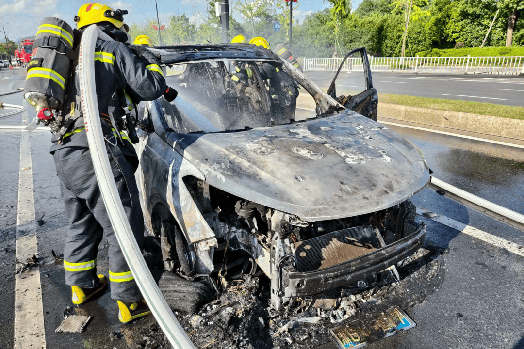 一轎車突然馬路上倒行，緊接起火！司機(jī)：糟了，沒滅火器……