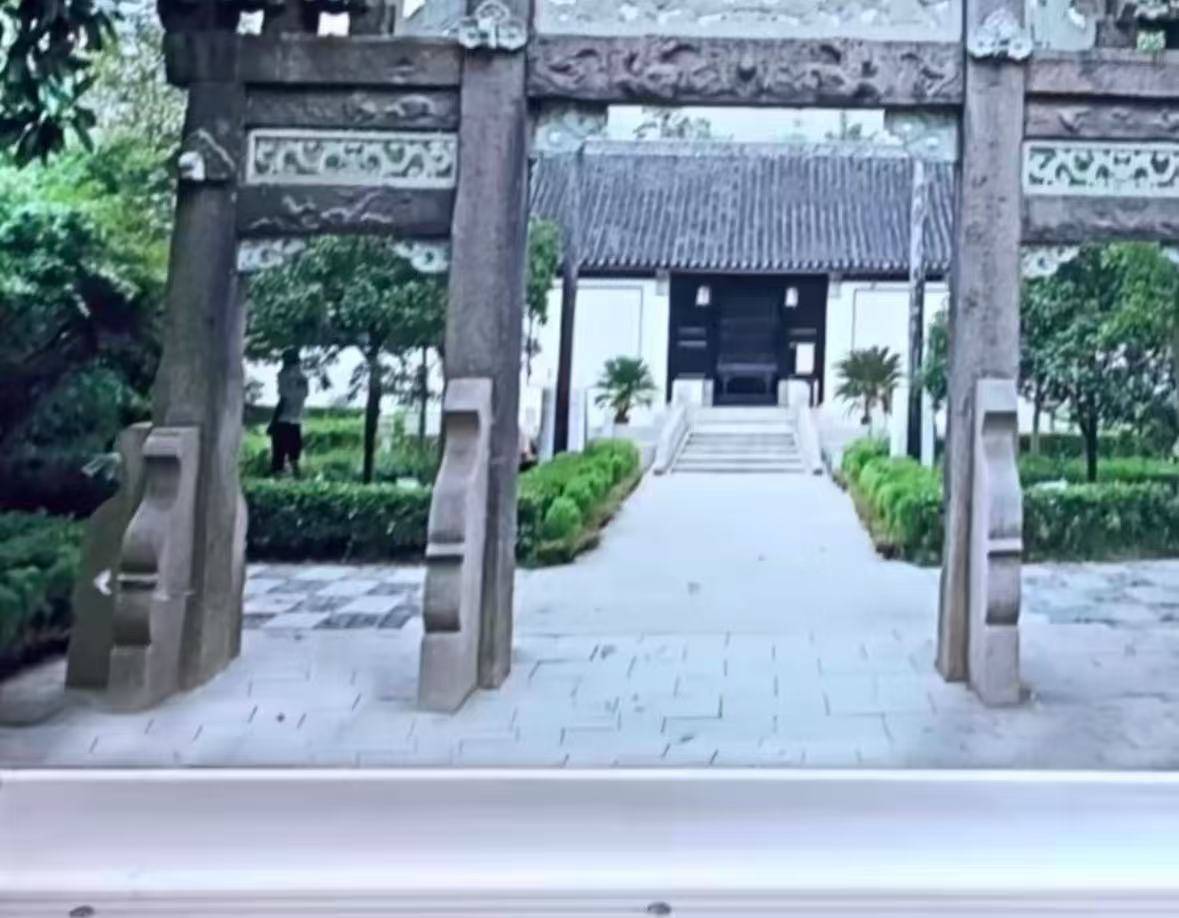 無錫地鐵回應(yīng)車內(nèi)宣傳圖含“不雅畫面”：男子手上拿著水瓶并非小便，為避免誤會將更換