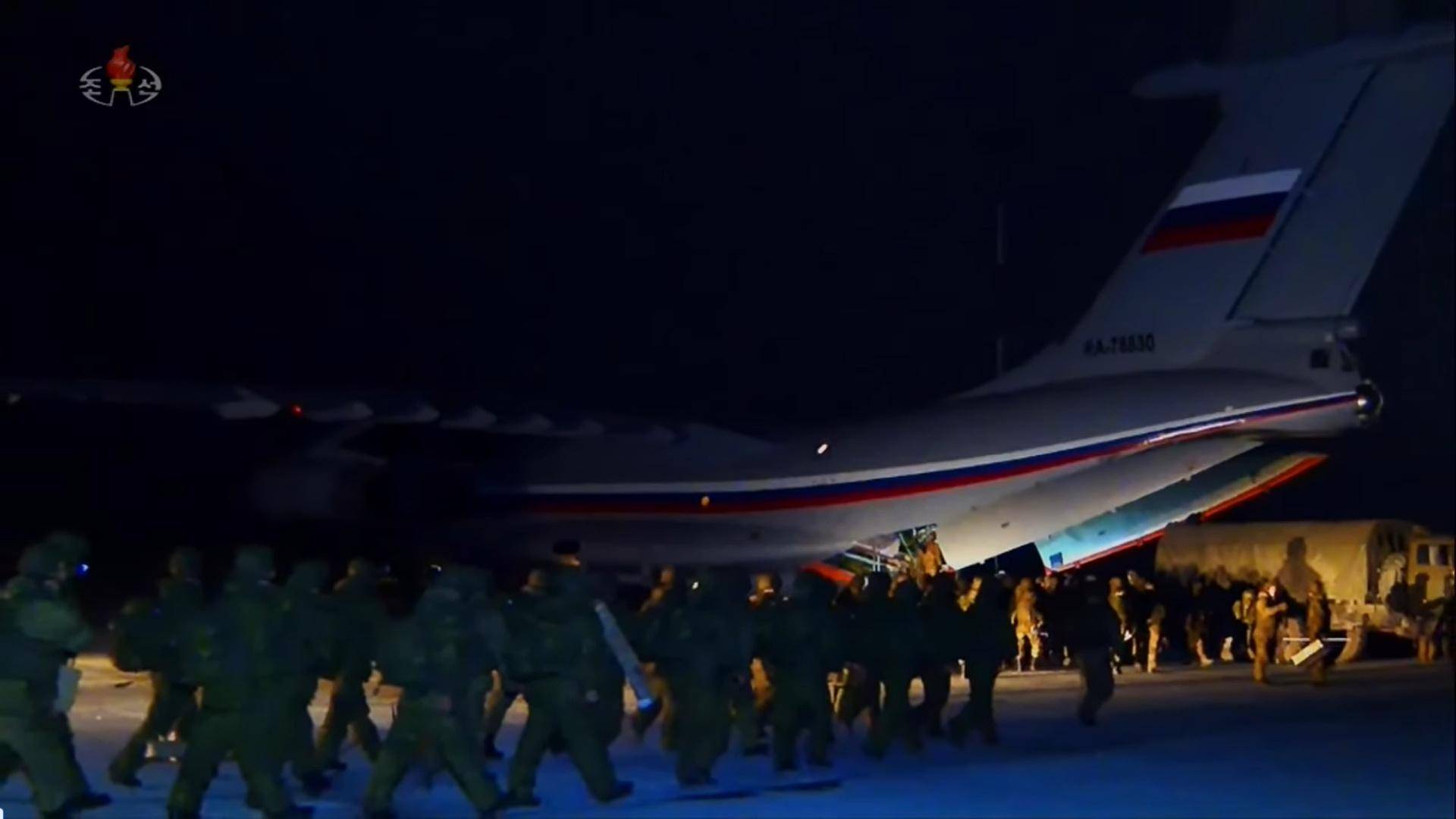 面對烏軍包圍，朝鮮少校與11名特種兵死戰(zhàn)不退，牽著手拉響光榮彈