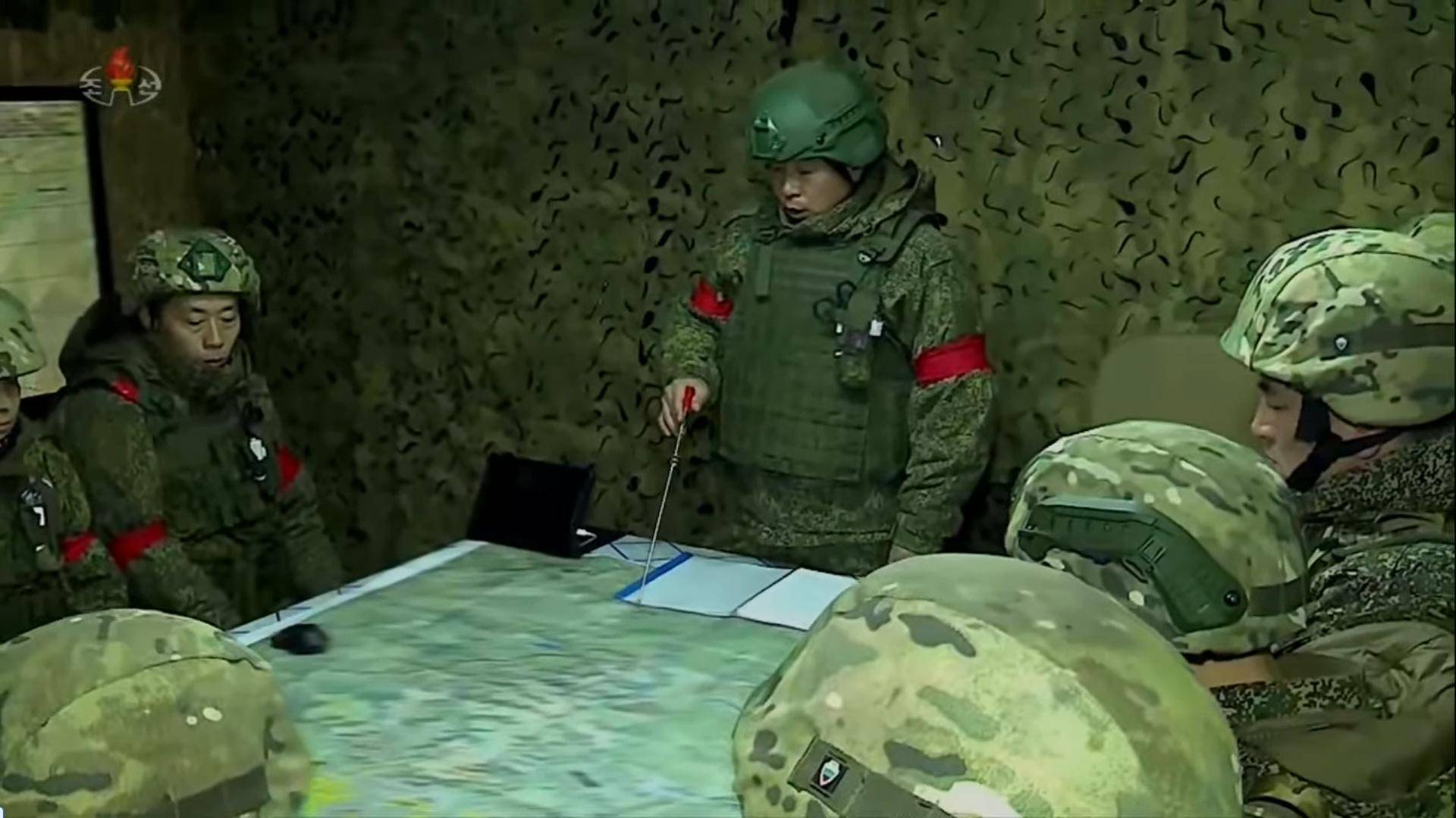 面對烏軍包圍，朝鮮少校與11名特種兵死戰(zhàn)不退，牽著手拉響光榮彈