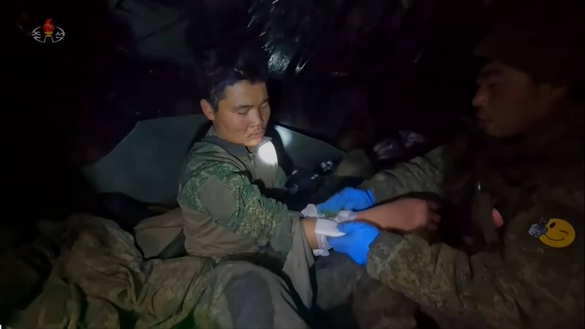 面對烏軍包圍，朝鮮少校與11名特種兵死戰(zhàn)不退，牽著手拉響光榮彈