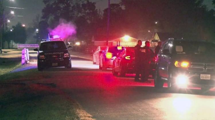 美國(guó)兩男子假扮警察向房主開(kāi)槍被反殺