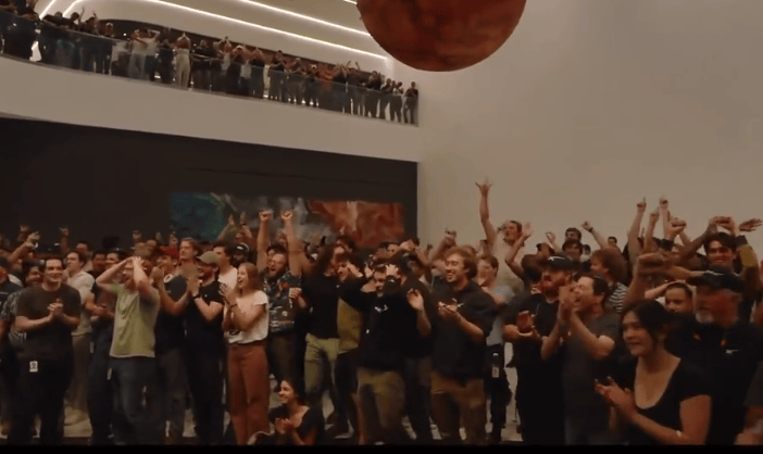 這次沒有空中爆炸！1個小時飛越半個地球，馬斯克星艦終于成功了，現(xiàn)場歡呼聲、鼓掌聲響成一片