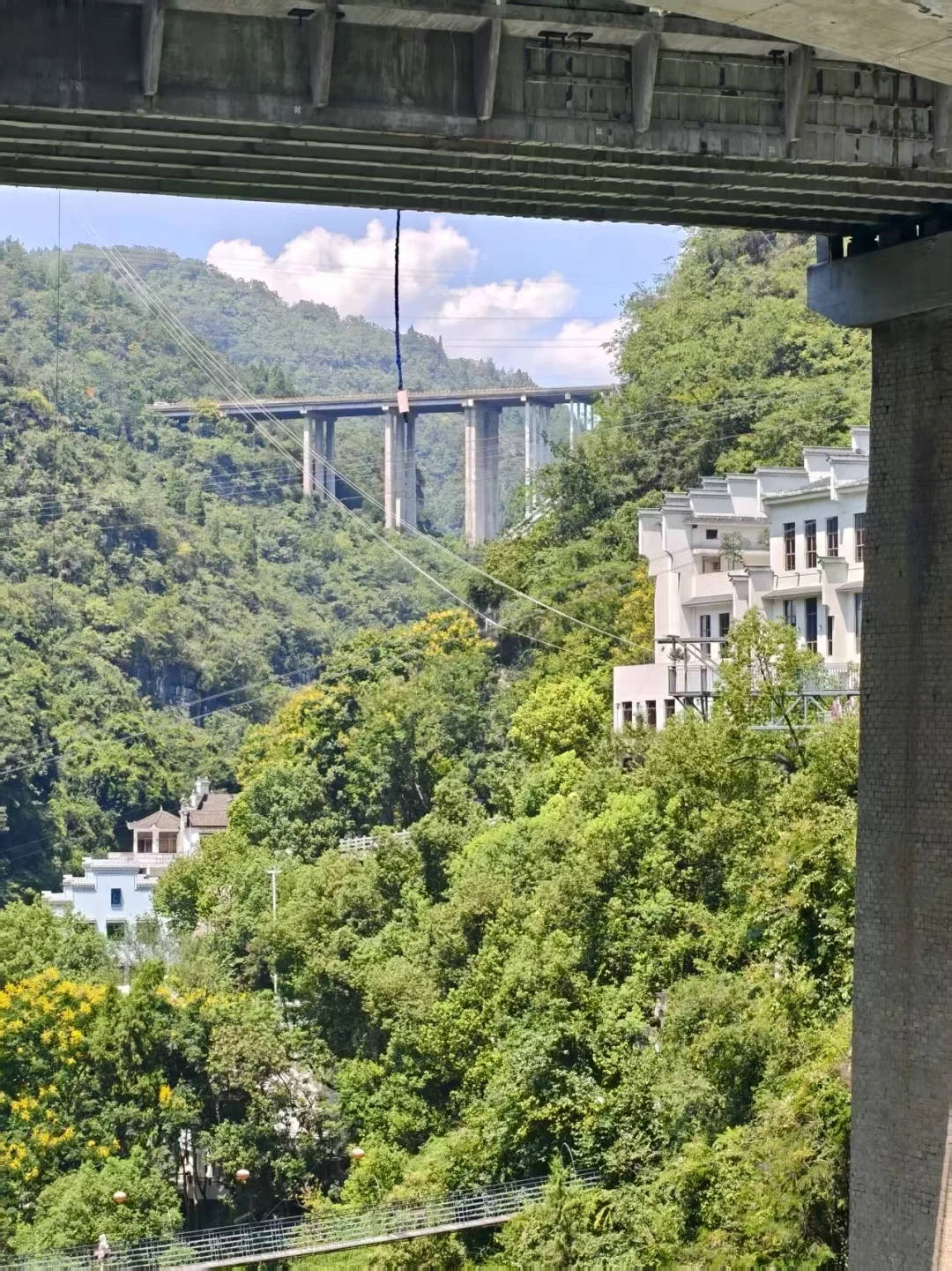 湖北宜昌一景區(qū)蹦極繩疑斷開(kāi)游客墜入水中，目擊者稱(chēng)看到水里有血跡，當(dāng)?shù)兀簾o(wú)生命危險(xiǎn)