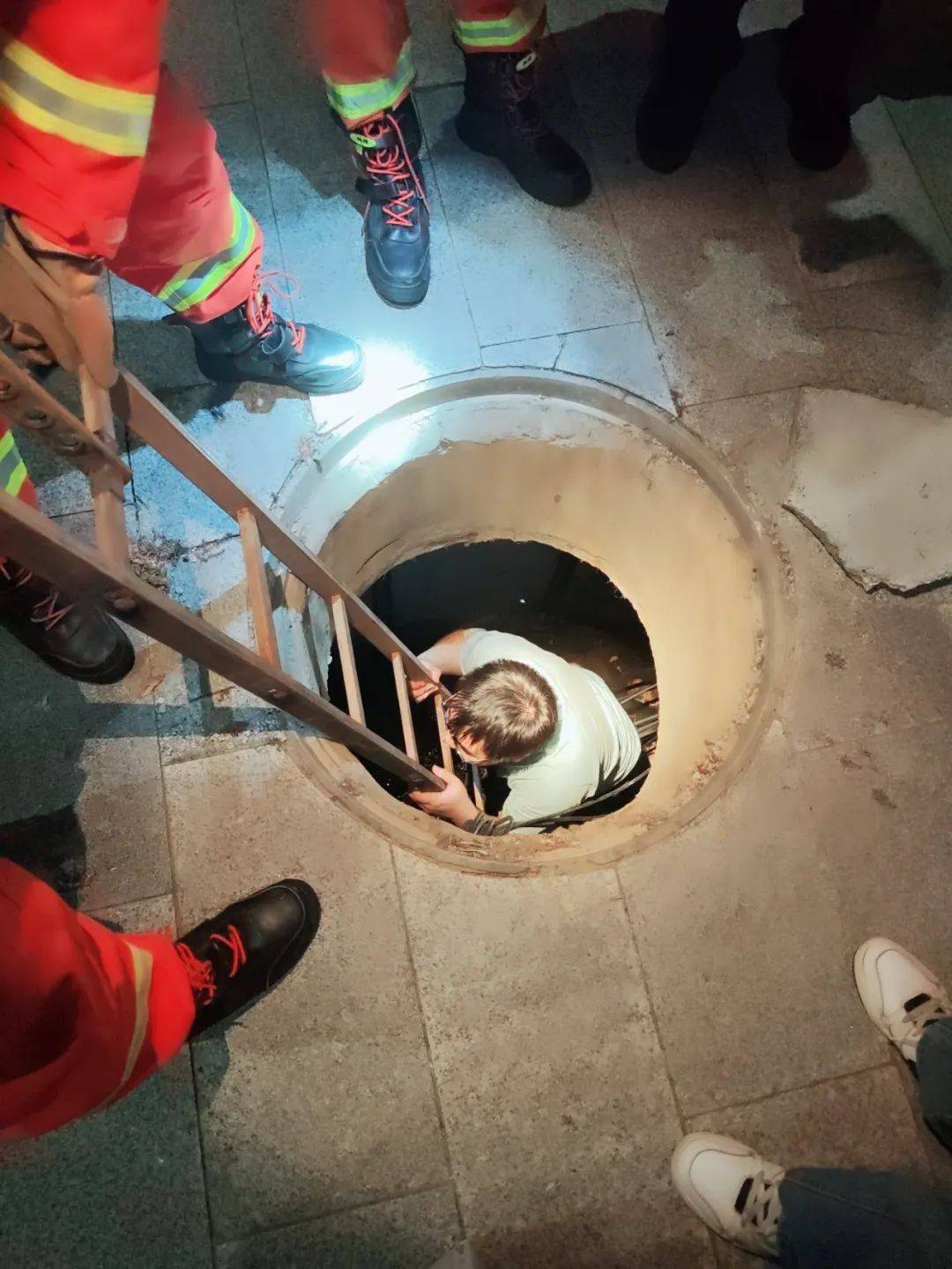 浙江一19歲男子與朋友在路上，走著走著人突然“消失”了！趕緊報(bào)警...