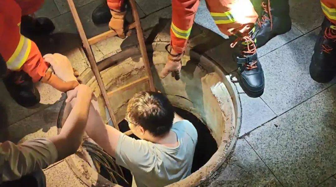 浙江一19歲男子與朋友在路上，走著走著人突然“消失”了！趕緊報(bào)警...