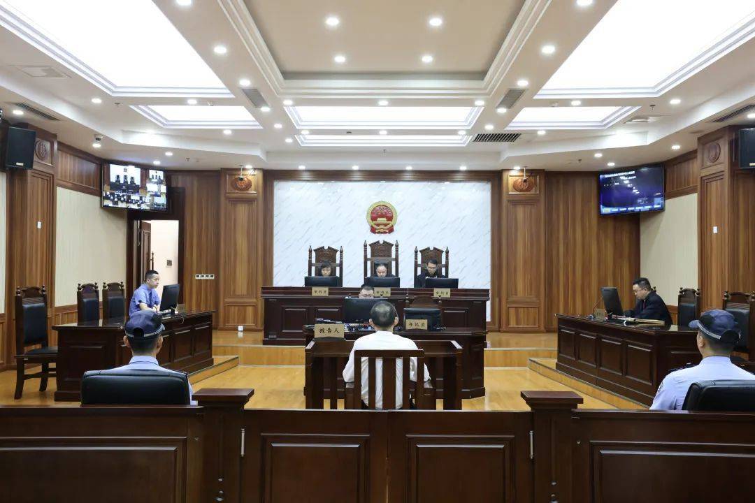 貴陽一支隊長受賄1078萬余元，為維系關(guān)系和提拔15次給同一人送錢