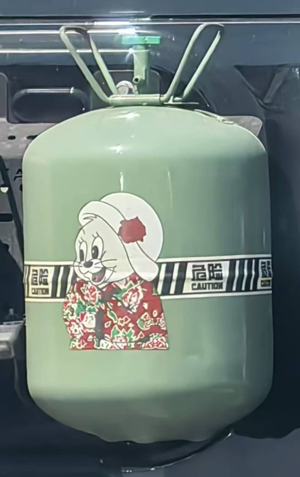 鄭州一私家車掛著卡通“液化氣罐”跑，是否違規(guī)？回應來了！