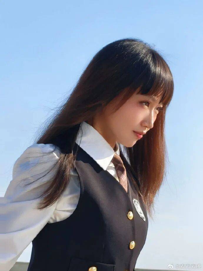 麥琳嘗試制服短裙風(fēng)格，被評(píng)“變化超大”：美得不敢認(rèn)