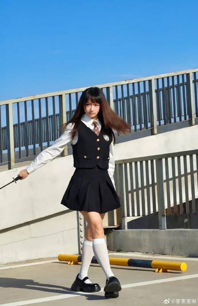 麥琳嘗試制服短裙風(fēng)格，被評(píng)“變化超大”：美得不敢認(rèn)