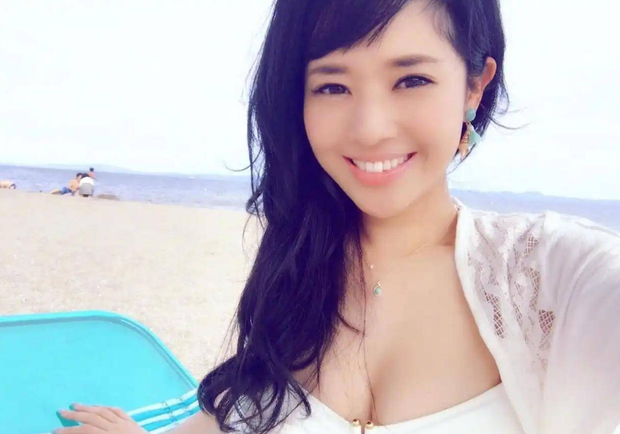 44歲蒼井空驚艷亮相香港娛樂場所開幕式，超深V禮服盡顯魅力