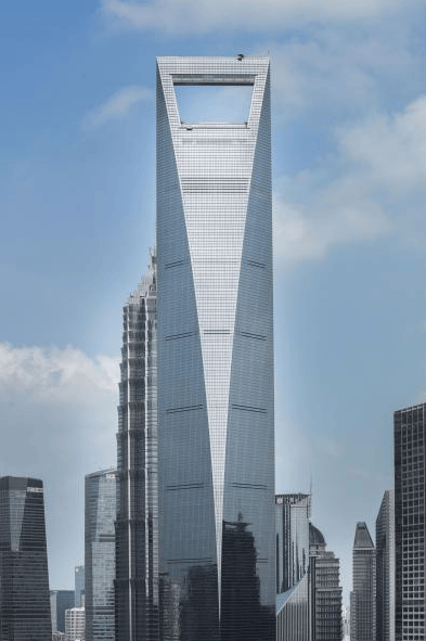 上海環(huán)球金融中心樓頂無人機對撞！對話管理方：9年已墜95架，樓頂“風洞”成黑飛重災區(qū)！