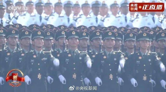 殲20S、DF61導(dǎo)彈，震撼亮相！三支兵種首次亮相天安門(mén)廣場(chǎng)，空中梯隊(duì)?wèi)?zhàn)機(jī)起飛