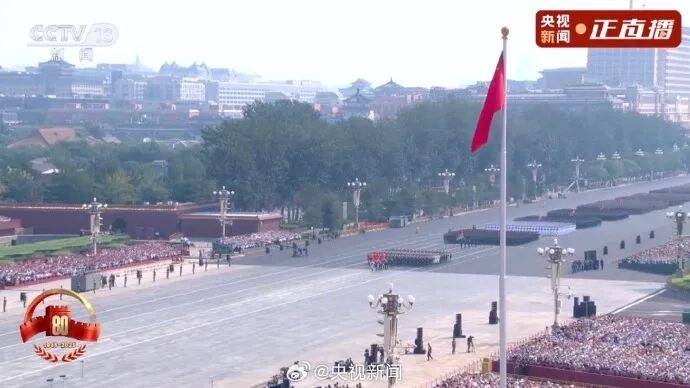 殲20S、DF61導(dǎo)彈，震撼亮相！三支兵種首次亮相天安門(mén)廣場(chǎng)，空中梯隊(duì)?wèi)?zhàn)機(jī)起飛