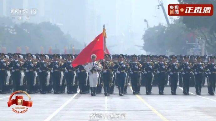 殲20S、DF61導(dǎo)彈，震撼亮相！三支兵種首次亮相天安門(mén)廣場(chǎng)，空中梯隊(duì)?wèi)?zhàn)機(jī)起飛