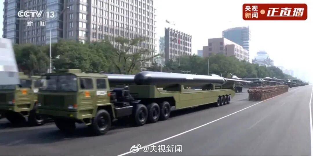 殲20S、DF61導(dǎo)彈，震撼亮相！三支兵種首次亮相天安門(mén)廣場(chǎng)，空中梯隊(duì)?wèi)?zhàn)機(jī)起飛