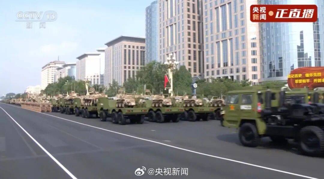 殲20S、DF61導(dǎo)彈，震撼亮相！三支兵種首次亮相天安門(mén)廣場(chǎng)，空中梯隊(duì)?wèi)?zhàn)機(jī)起飛