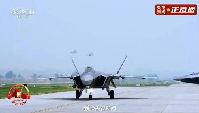 殲20S、DF61導(dǎo)彈，震撼亮相！三支兵種首次亮相天安門(mén)廣場(chǎng)，空中梯隊(duì)?wèi)?zhàn)機(jī)起飛