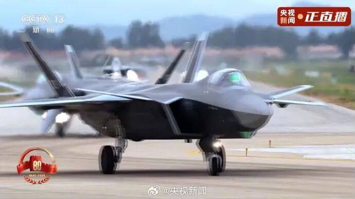 殲20S、DF61導(dǎo)彈，震撼亮相！三支兵種首次亮相天安門(mén)廣場(chǎng)，空中梯隊(duì)?wèi)?zhàn)機(jī)起飛