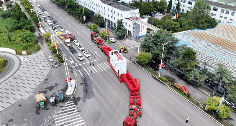 安徽淮南：400噸“巨無(wú)霸”安全抵達(dá)