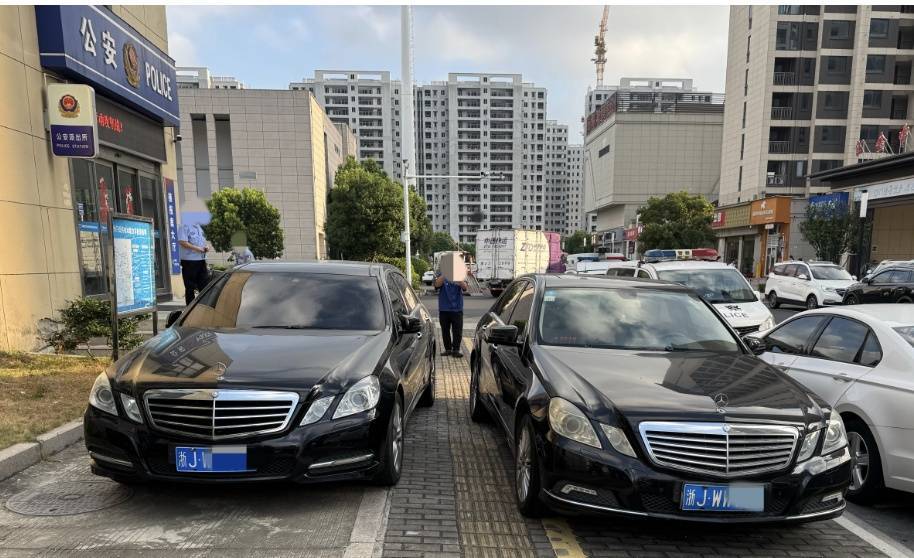 浙江街頭驚現(xiàn)兩輛“一模一樣”的車！民警一查，不簡單，當(dāng)場扣車