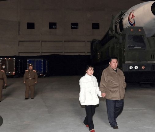 金正恩女兒首登國際舞臺，引爆接班傳聞！英國首相被架空，工黨內(nèi)斗成全武行…